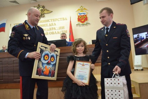 Начальник УМВД России по Оренбургской области наградил победителей конкурса детского рисунка «Мои родители работают в полиции» Начальник УМВД России по Оренбургской области наградил победителей конкурса детского рисунка «Мои родители работают в полиции»