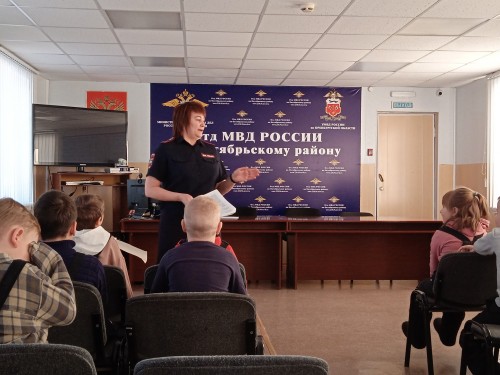 Сотрудники Отд МВД России по Октябрьскому району провели экскурсию для школьников. Сотрудники Отд МВД России по Октябрьскому району провели экскурсию для школьников.