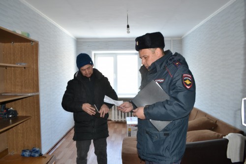 участковые уполномоченные совместно с начальником отделения по вопросам миграции Отд МВД России по Гайскому городскому округу провели рейд участковые уполномоченные совместно с начальником отделения по вопросам миграции Отд МВД России по Гайскому городскому округу провели рейд