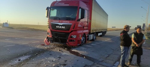 На федеральной трассе столкнулись фура и легковой автомобиль 