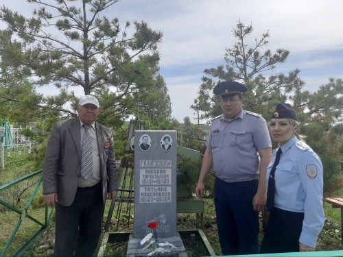 Ежегодно сотрудниками полиции совместно с членами Совета ветеранов МО МВД России «Абдулинский» проводится уборка могил сотрудников МВД - участников Великой Отечественной войны Ежегодно сотрудниками полиции совместно с членами Совета ветеранов МО МВД России «Абдулинский» проводится уборка могил сотрудников МВД - участников Великой Отечественной войны