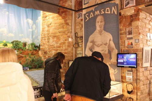 Специальные кинопоказы пройдут в Галерее выдающихся оренбуржцев «Наши люди» в Ночь музеев 20 мая. Специальные кинопоказы пройдут в Галерее выдающихся оренбуржцев «Наши люди» в Ночь музеев 20 мая.