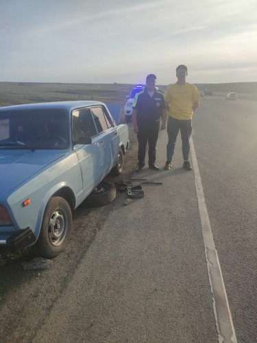 Сотрудники полиции оказали помощь водителю, пробившему два колеса