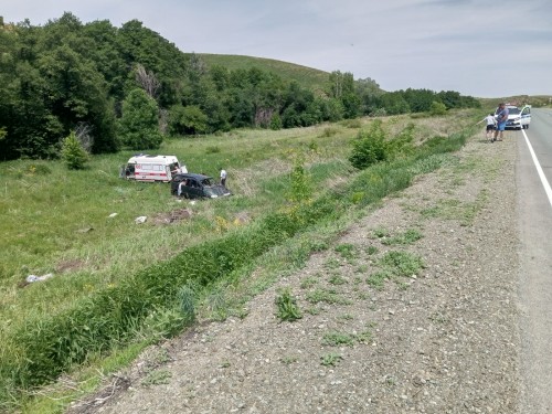 Сотрудники Госавтоинспекции МО МВД России «Кувандыкский» устанавливают обстоятельства ДТП с пострадавшим