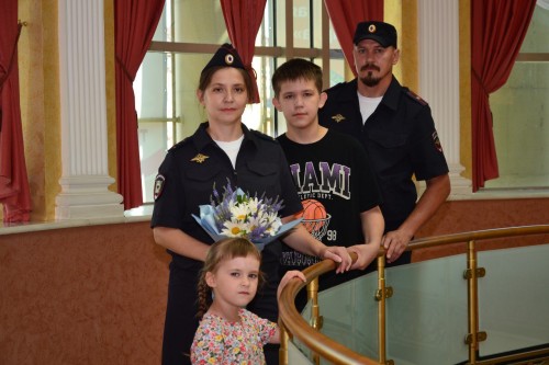 Председатель Общественного совета УМВД сделал подарок семье полицейских в драмтеатре Председатель Общественного совета УМВД сделал подарок семье полицейских в драмтеатре