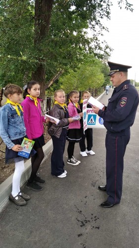 Сотрудники ГИБДД совместно с юными инспекторами движения провели профилактический рейд «Юный пешеход» Сотрудники ГИБДД совместно с юными инспекторами движения провели профилактический рейд «Юный пешеход»