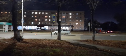 Сотрудники ГИБДД устанавливают обстоятельства ДТП, в котором пострадала женщина - пешеход Сотрудники ГИБДД устанавливают обстоятельства ДТП, в котором пострадала женщина - пешеход