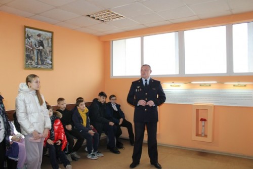 Школьники и студенты побывали на экскурсии в отделе полиции города Новотроицка Школьники и студенты побывали на экскурсии в отделе полиции города Новотроицка