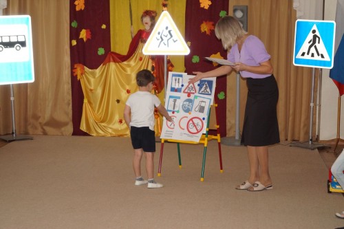 Дошкольники Новотроицка побывали в путешествии в страну Правил дорожного движения