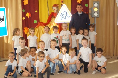 Дошкольники Новотроицка побывали в путешествии в страну Правил дорожного движения