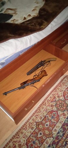 Крупную партию запрещенного вещества и оружие с патронами обнаружили полицейские в Октябрьском районе