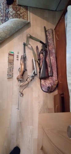 Крупную партию запрещенного вещества и оружие с патронами обнаружили полицейские в Октябрьском районе