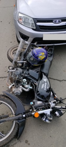  В поселке Новосергиевка сотрудники полиции устанавливают обстоятельства ДТП, в результате которого водитель мопеда получил травмы