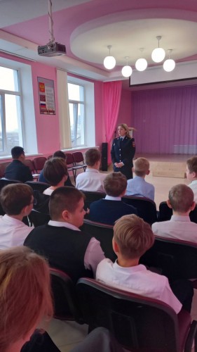 Полицейские Новотроицка во Всероссийский день правовой помощи детям провели беседы со школьниками