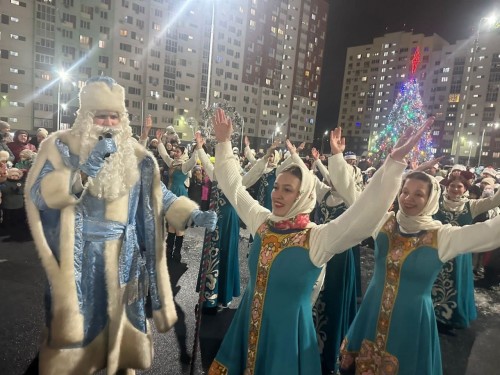 В микрорайонах Оренбурга открываются новогодние ёлки. В микрорайонах Оренбурга открываются новогодние ёлки.