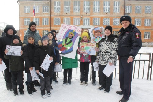 Сотрудники Госавтоинспекции провели информационно-пропагандистскую акцию «Автокресло-детям!» Сотрудники Госавтоинспекции провели информационно-пропагандистскую акцию «Автокресло-детям!»