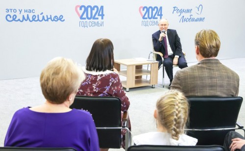 Владимир Путин на форуме «Родные – любимые» официально дал старт Году семьи в России Владимир Путин на форуме «Родные – любимые» официально дал старт Году семьи в России