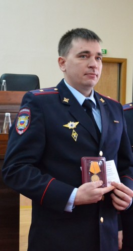 Начальнику миграционного пункта Беляевского района Андрею Людиженскому вручена медаль МВД России «За смелость во имя спасения» Начальнику миграционного пункта Беляевского района Андрею Людиженскому вручена медаль МВД России «За смелость во имя спасения»