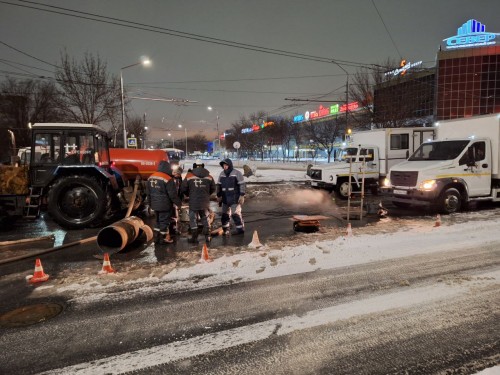 Специалисты Оренбургских тепловых сетей всю ночь устраняли повреждение  трубопровода диаметром 500 мм в тепловой камере в Степном поселке областного центра.