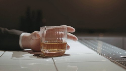 Полицейские задержали злоумышленника, ударившего девушку стаканом по лицу Полицейские задержали злоумышленника, ударившего девушку стаканом по лицу