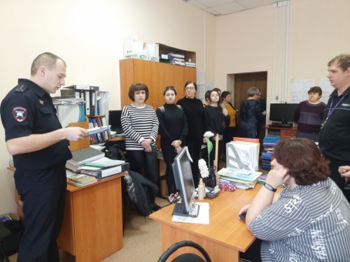 В Абдулино госавтоинспектор провел профилактические беседы со школьниками и учителями В Абдулино госавтоинспектор провел профилактические беседы со школьниками и учителями