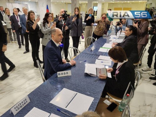 Губернатор Денис Паслер проголосовал на участке 1081 Губернатор Денис Паслер проголосовал на участке 1081