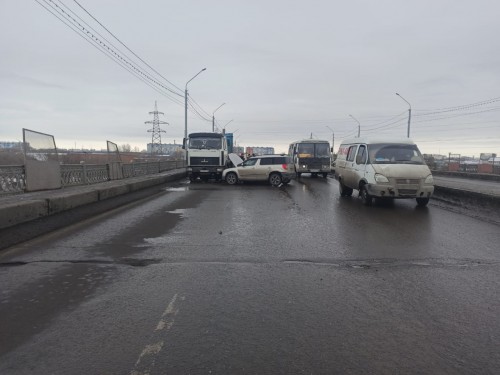 Сотрудники ГИБДД устанавливают обстоятельства ДТП на улице Терешковой Сотрудники ГИБДД устанавливают обстоятельства ДТП на улице Терешковой