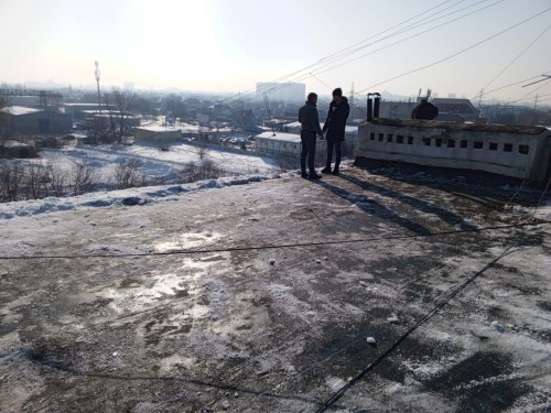 Эксперты проводят обследование дома № 19 на улице Юркина в Оренбурге.