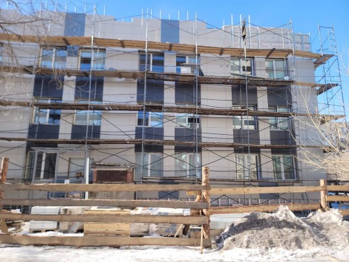 В Орске ремонтируют фасад поликлиники