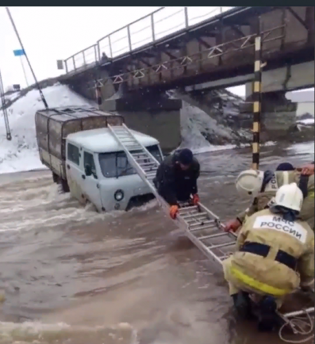 Под Сорочинском в воде застрял автомобиль с водителем
