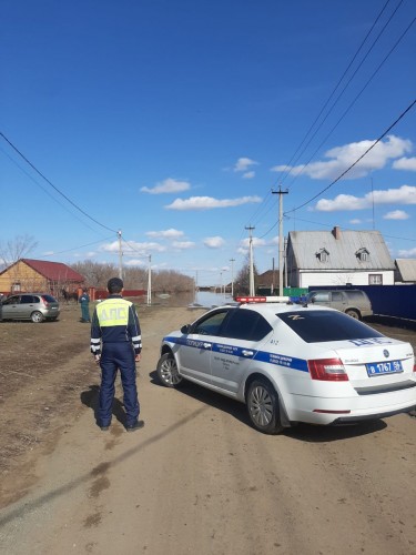 Полицейские Орска во время паводка обеспечивают охрану порядка, организацию дорожного движения Полицейские Орска во время паводка обеспечивают охрану порядка, организацию дорожного движения
