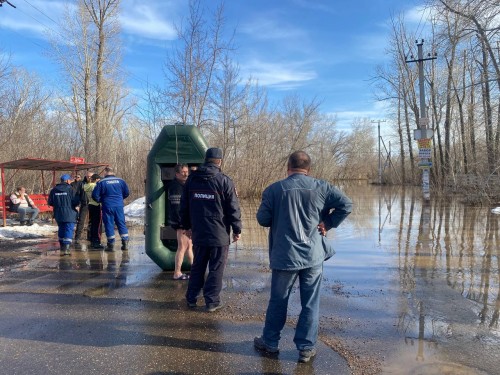Полицейские Оренбурга продолжают обеспечивать правопорядок в связи с паводком в регионе Полицейские Оренбурга продолжают обеспечивать правопорядок в связи с паводком в регионе