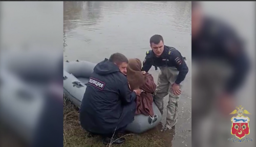 В Гайском районе участковый уполномоченный полиции эвакуировал пенсионерку из затопленного дома