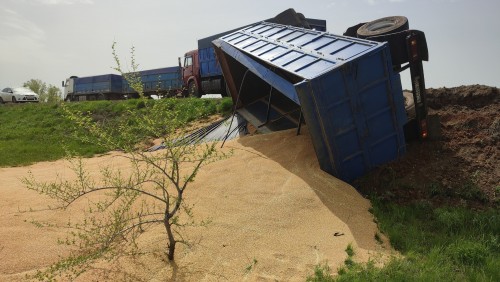 Сотрудники Госавтоинспекции Соль-Илецкого городского округа выясняют обстоятельства ДТП с участием водителей трактора и КамАЗа