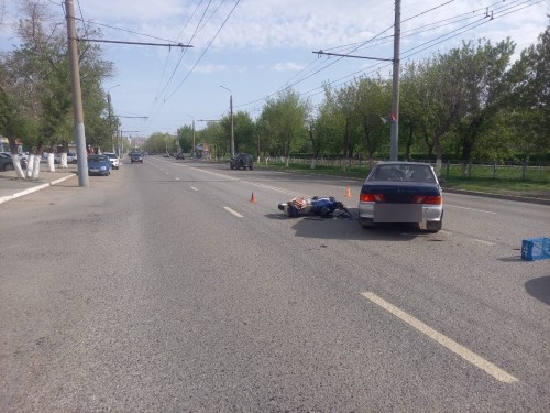 Сотрудники полиции устанавливают обстоятельства ДТП на улице Салмышской областного центра 