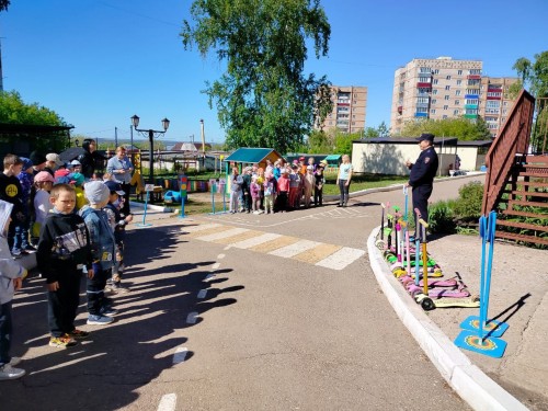 Сотрудники ГИБДД Бугуруслана продолжают обучать маленьких участников дорожного движения безопасности на дорогах