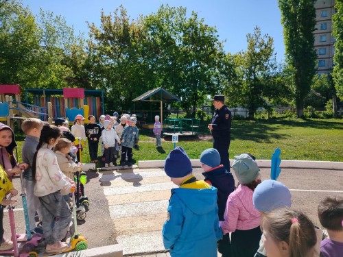 Сотрудники ГИБДД Бугуруслана продолжают обучать маленьких участников дорожного движения безопасности на дорогах