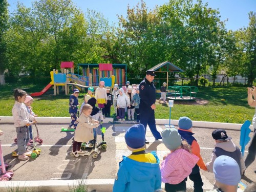 Сотрудники ГИБДД Бугуруслана продолжают обучать маленьких участников дорожного движения безопасности на дорогах