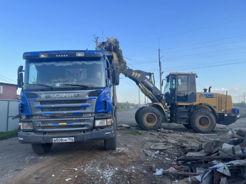 В Оренбурге продолжаются работы по уборке мусора в районах, пострадавших от паводка