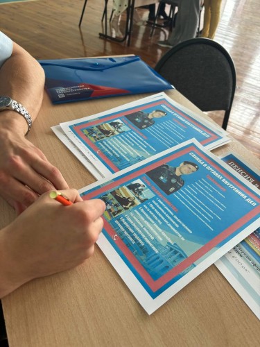 Сотрудники полиции Бузулука приняли участие во Всероссийской ярмарке трудоустройства "Работа России. Время возможностей" Сотрудники полиции Бузулука приняли участие во Всероссийской ярмарке трудоустройства "Работа России. Время возможностей"