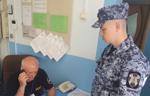 Сотрудники Росгвардии проверили образовательное учреждение на предмет антитеррористической защищенности Сотрудники Росгвардии проверили образовательное учреждение на предмет антитеррористической защищенности