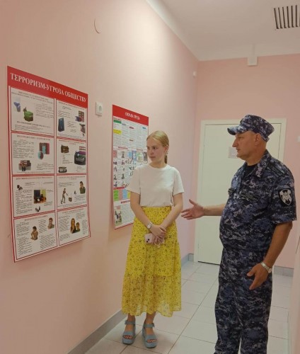 Росгвардейцы проверили образовательное учреждение на антитеррористическую защищенность Росгвардейцы проверили образовательное учреждение на антитеррористическую защищенность