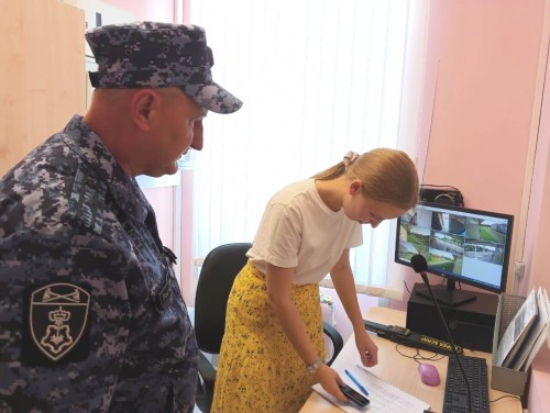 Росгвардейцы проверили образовательное учреждение на антитеррористическую защищенность Росгвардейцы проверили образовательное учреждение на антитеррористическую защищенность