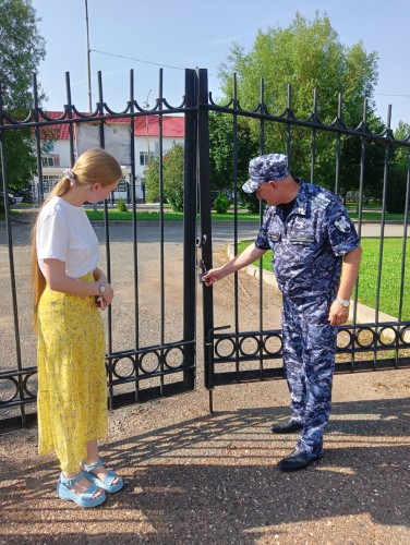 Росгвардейцы проверили образовательное учреждение на антитеррористическую защищенность Росгвардейцы проверили образовательное учреждение на антитеррористическую защищенность