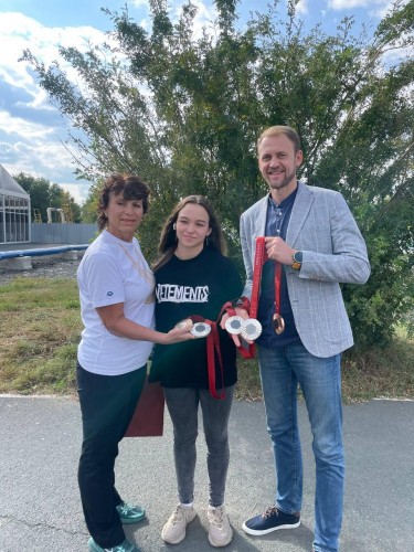 Викторию Ищиулову и ее тренера Ирину Симакову с цветами и плакатами встретили в аэропорту Орска