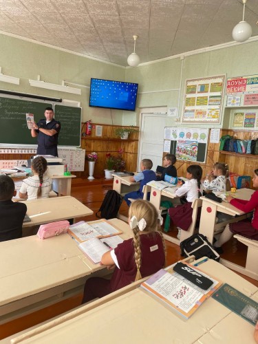 В рамках профилактического мероприятия «Внимание-дети!» начальник Госавтоинспекции Курманаевского района Алексей Ливченко посетил Ромашинскую среднюю общеобразовательную школу В рамках профилактического мероприятия «Внимание-дети!» начальник Госавтоинспекции Курманаевского района Алексей Ливченко посетил Ромашинскую среднюю общеобразовательную школу