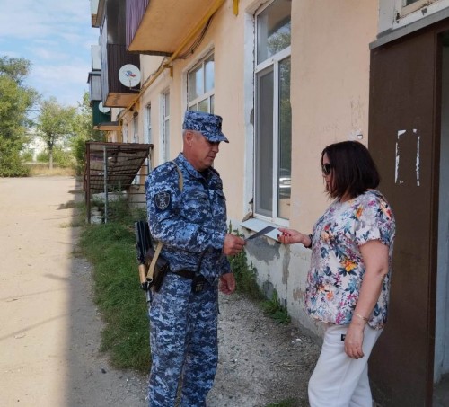 В рамках акции «Безопасный дом, подъезд, квартира» росгвардейцы вручили гражданам информационные буклеты В рамках акции «Безопасный дом, подъезд, квартира» росгвардейцы вручили гражданам информационные буклеты