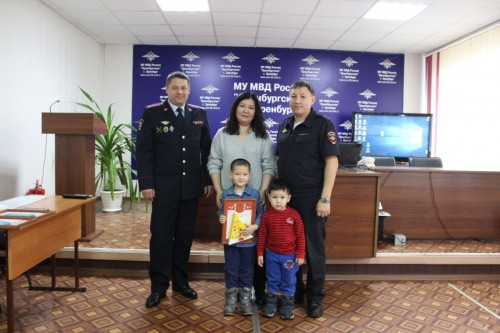 В МУ МВД России «Оренбургское» состоялось награждение участников конкурса детского рисунка «Мои родители работают в полиции» В МУ МВД России «Оренбургское» состоялось награждение участников конкурса детского рисунка «Мои родители работают в полиции»