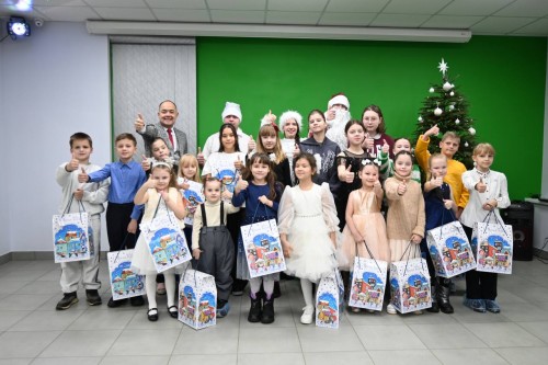 Волонтеры «Газпромнефть-Оренбурга» поздравили детей из социальных центров Волонтеры «Газпромнефть-Оренбурга» поздравили детей из социальных центров