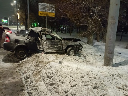 В Оренбурге ночью водитель "Лады приоры" въехал в столб